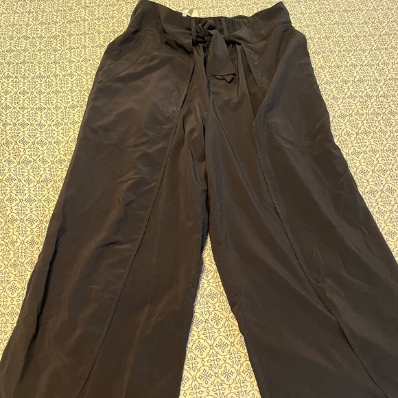 Lululemon Wrap Front Wide Leg High Rise Crop - Size 6